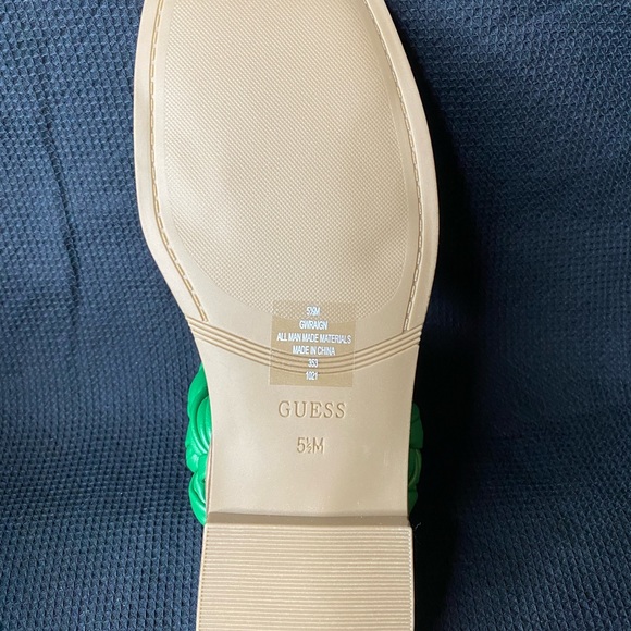 GUESS Raign Puffy Woven Flat Sandals. Size 5. Medium Green. - Picture 6 of 8